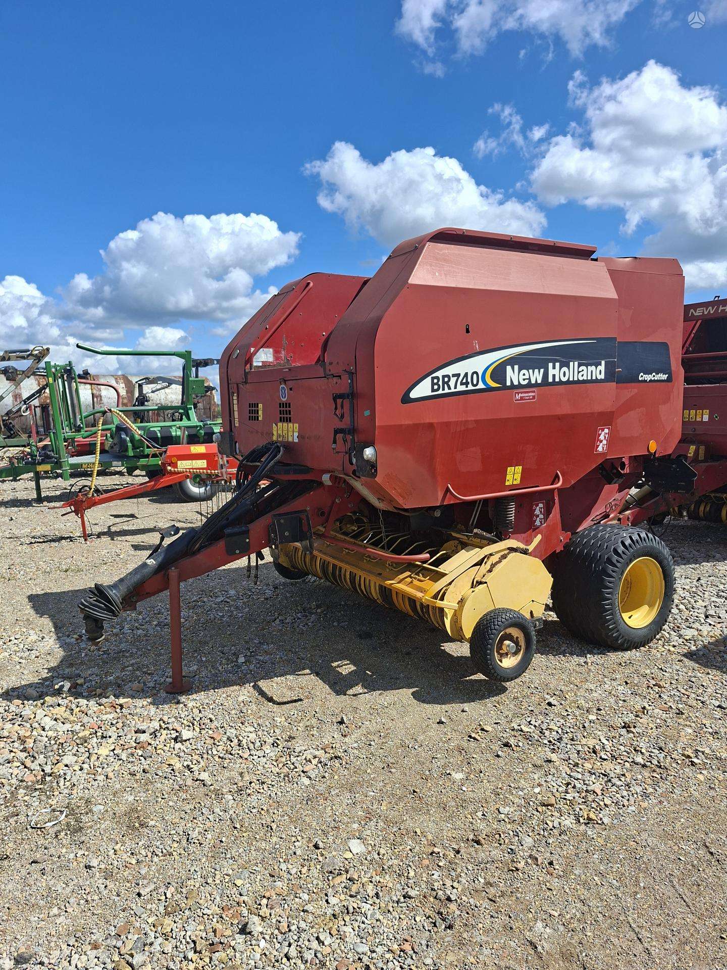 New Holland BR740